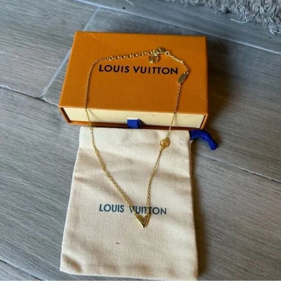 Louis Vuitton Gold Essential V Necklace - Picture 2 of 6